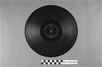 藏品(勝利唱片出品編號J-54638日語歌曲《臺灣姑娘、南國小夜曲》蟲膠唱片)的圖片