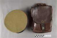 藏品(軍帽及公文包)的圖片