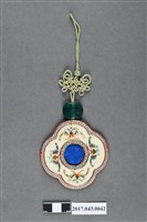 藏品(米白絲緞花形繡蝴蝶紋掛飾)的圖片