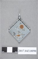 藏品(方形菊花紋墜飾)的圖片