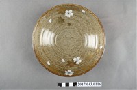 藏品(橘吉灰釉褐斑金彩白櫻楓葉紋圓盤)的圖片