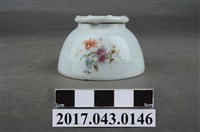 藏品(彩色花卉紋白瓷保溫底座)的圖片