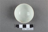 藏品(紅釉松下老人圖小圓杯)的圖片