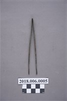 藏品(有勾鐵製鑷子)的圖片