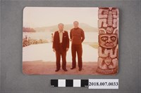 藏品(文鍵於原住民雕刻旁的旅遊合照)的圖片