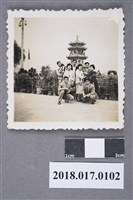 藏品(林坤佐夫妻與友人攝於蓮池潭春秋閣)的圖片