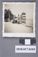 藏品(林坤佐夫妻與友人攝於蓮池潭春秋閣)的圖片