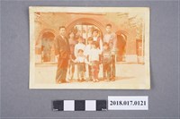 藏品(林坤佐與劉嘉豐家人攝於吳鳳廟山門前)的圖片