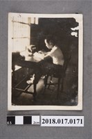 藏品(林坤佐坐在書桌)的圖片