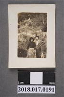 藏品(一男與一女攝於寺廟)的圖片