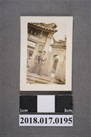 藏品(林坤佐與友人於關仔嶺大仙寺山門)的圖片