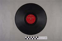 藏品(臺灣古倫美亞唱片公司發行利家商標編號T1168《流行歌：昨日的心、小雨夜戀》蟲膠唱片)的圖片