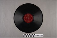 藏品(日本勝利唱片公司發行編號4135《女高音獨唱：旅愁、故鄉的廢家》蟲膠唱片)的圖片