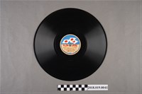 藏品(日本勝利唱片公司發行編號J-54300《愛國歌：日之丸進行曲、日章旗下》蟲膠唱片)的圖片