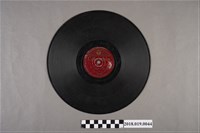 藏品(日本古倫美亞唱片公司發行編號100333《松竹電影蘇州之夜主題歌：少女的祈禱、蘇州之夜》蟲膠唱片)的圖片