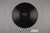 藏品(臺灣古倫美亞唱片公司發行利家商標編號T45《子弟：吳員過招関、大平喬別府》蟲膠唱片)的圖片