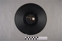 藏品(臺灣古倫美亞唱片公司發行利家商標編號T115《北管：渭水河、施遷過關》蟲膠唱片)的圖片