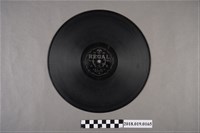 藏品(臺灣古倫美亞唱片公司發行利家商標編號T131《歌戲曲：趙瓊瑤告狀(其一)、(其二)》蟲膠唱片)的圖片