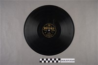 藏品(臺灣古倫美亞唱片公司發行利家商標編號T157《京音吹腔：古城會、七捦孟獲》蟲膠唱片)的圖片