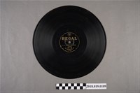 藏品(臺灣古倫美亞唱片公司發行利家商標編號T240《新欵歌仔戲：仙女別夫歸天：三本崔文瑞(其一)、(其二)》蟲膠唱片)的圖片