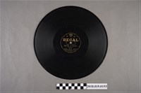 藏品(臺灣古倫美亞唱片公司發行利家商標編號T215《新欵歌仔戲：仙女下凡配文瑞：頭本崔文瑞(五段)、(六段)》蟲膠唱片)的圖片