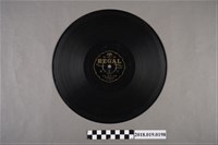 藏品(臺灣古倫美亞唱片公司發行利家商標編號T226《新欵歌仔戲：包公審世真：二本崔文瑞(三段)、(四段)》蟲膠唱片)的圖片