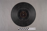 藏品(勝利唱片公司發行編號「FJ-1082」《歌仔戲：三伯想思（五）、（六）》10吋蟲膠唱片)的圖片