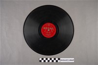 藏品(利家唱片公司發行編號「T1055」《歌曲戲：陳三充軍（其一）、（其二）》10吋蟲膠唱片)的圖片