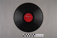 藏品(利家唱片公司發行編號「T1057」《歌曲戲：陳三充軍（其五）、（其六）》10吋蟲膠唱片)的圖片