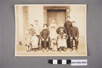 藏品(呂勤妹、吳錦來等11人家族合照)的圖片