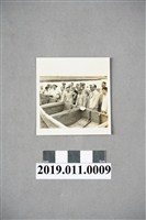 藏品(蔣經國巡視宜蘭查看木船黑白照片)的圖片