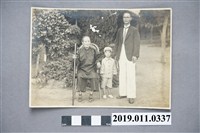 藏品(纏足婦女與男子孩童合影)的圖片