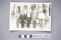 藏品(家屬迎回骨灰之照片)的圖片