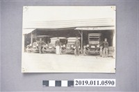藏品(台南佳里自動車商會營業處之司機與汽車合影)的圖片