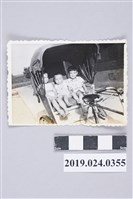 藏品(柯旗化子女坐在人力車上合照)的圖片