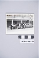 藏品(柯旗化家族出遊前在第一出版社前合照)的圖片