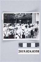 藏品(柯潔芳在台上指揮一年級做早操)的圖片