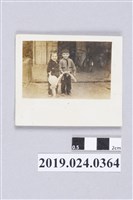 藏品(柯潔芳、柯志明於家門前（六合一路）)的圖片