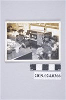 藏品(柯旗化子女與鄰居於家中客廳（六合一路）)的圖片