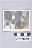 藏品(柯志哲與鄰居於家門前（六合一路）)的圖片