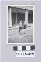 藏品(柯潔芳、柯志明著合唱團服於家門口（六合一路）)的圖片