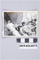 藏品(柯旗化四弟與子女於左營老家製麵機旁)的圖片