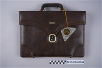 藏品(柯蔡阿李之棕色公司包)的圖片