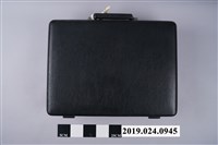 藏品(柯蔡阿李之棕色公司包黑色硬殼皮箱)的圖片