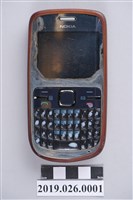 藏品(菲律賓籍移工Ching Peralta持有手機)的圖片