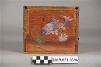 藏品(木製CJ魚彩繪小茶箱)的圖片