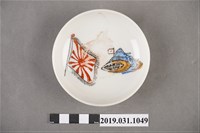藏品(轉印日本旭日旗與坦克圖案清酒杯)的圖片
