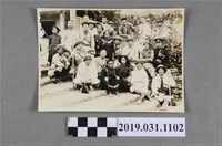 藏品(日本旅行團遊覽臺灣排灣族部落派出所之攝影照片)的圖片