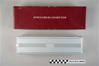 藏品(水銀柱式血壓測定器與收納盒及紙盒)的圖片