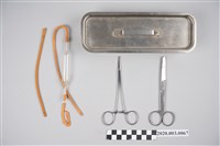 藏品(黃陳梅麗助產用小鐵盒與醫用剪刀)的圖片